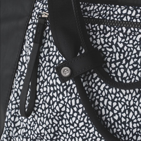 RARE HTF Pristine Lululemon Free To Be Bag in Miss Mosaic - Picture 2 of 15